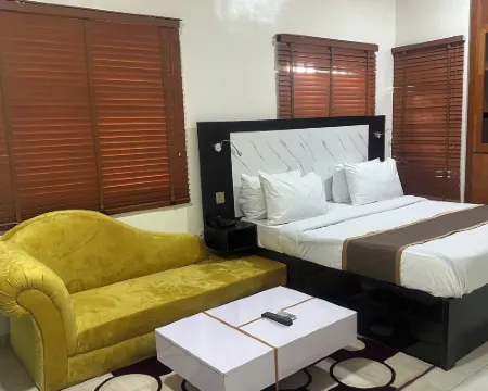 Posh Hotel and Suites Ikeja โรงแรมในOjodu