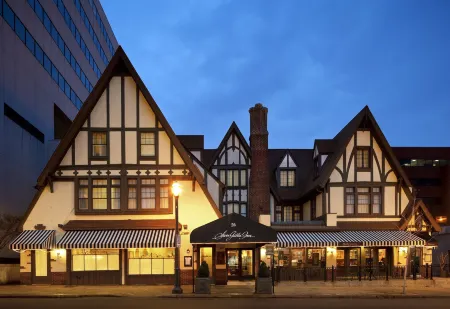 Seven Gables Inn, St. Louis West, a Tribute Portfolio Hotel Отели в г. Клейтон