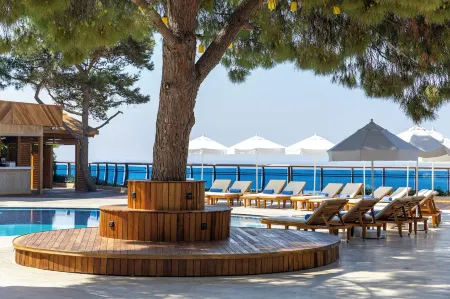 Delta Hotels Antalya Lara Отели рядом с достопримечательностью «Lara Beach»