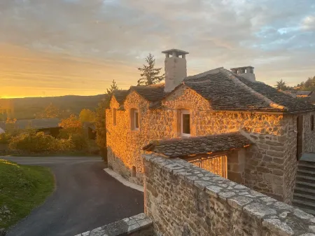 Les Caselles, Gîte et Chambre d'hôtes Отели в г. Сен-Виктор-Э-Мельвьё