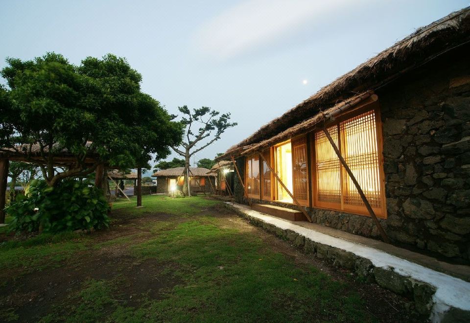 찬이네 초가집 내부