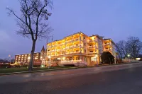 Bella Vista Suites Lake Geneva Hotel dekat Element Massage Studio