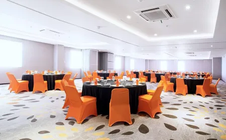 J Hotel - Bandara Soekarno Hatta Отели рядом с достопримечательностью «Soekarno-Hatta Statue»