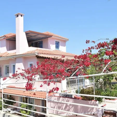 Tzivras Villa & Apartments