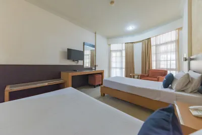 Urbanview Hotel Crown Tasikmalaya by RedDoorz Các khách sạn ở Cipedes