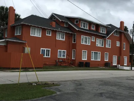 The DeLand Hotel Отели рядом с достопримечательностью «Мелчинг Филд эт Конрад Парк»