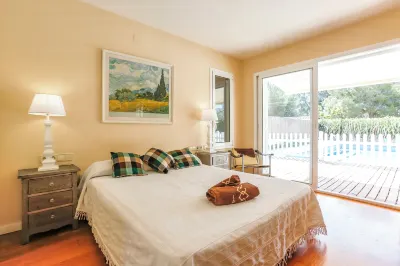 Just 10 Minutes from Sitges, House with Private Garden and Pool- Отели рядом с достопримечательностью «Can Martí del mas Roig»