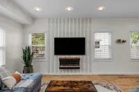 Stylish 4BR Haven Backyard and Fire Pit - Homestays