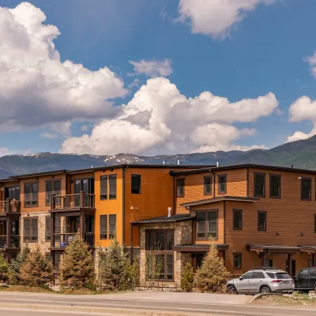 Luxury 2Br Mountain Townhouse w Picturesque Views