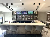 DoubleTree by Hilton Austin-University Area - bar