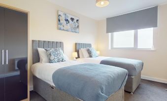 Basildon - 2 Bed Flat - Sleeps 5 - Near Station