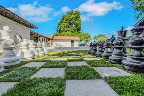 Backyard Oasis: Pool, Hot Tub, Giant Chess & Mini Golf
