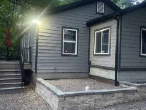 "The Hideaway 1" Charming 2-bedroom house with WiFi, AC in fabulous Farmington Hotels in St. Francois Township