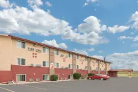 Super 8 by Wyndham Worthington Minnesota Hotel dekat Minnesota West Community and Technical College