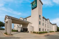 Quality Inn & Suites Roanoke - Fort Worth North Hotels in Northlake
