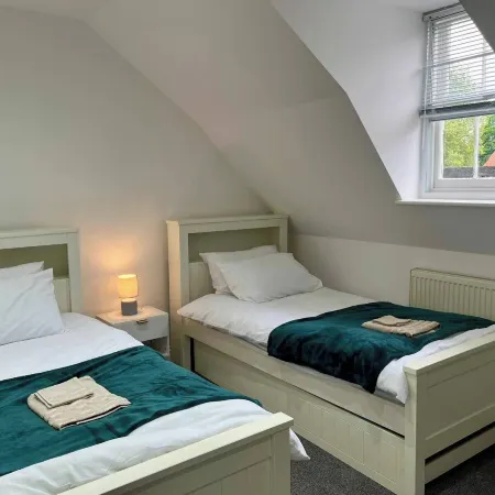 Spacious 4-Bedroom House - Garden & Free Parking