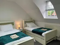 Spacious 4-Bedroom House - Garden & Free Parking
