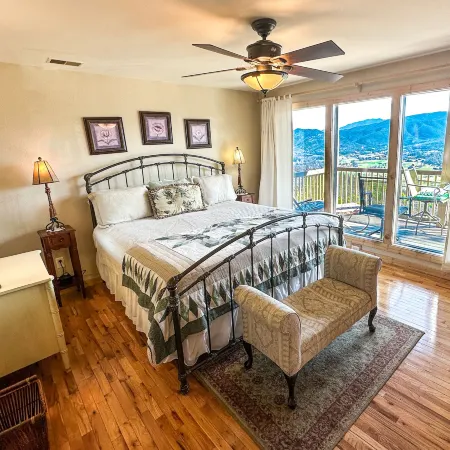 Tanasi Lodge - Reunions, Retreats, Weddings, Family Getaways