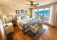 Tanasi Lodge - Reunions, Retreats, Weddings, Family Getaways - Mountain view