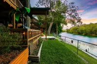 Riverfront Escape with Fire Pit and Kayak - Bright and Inviting Retreat Отели в г. Комаль