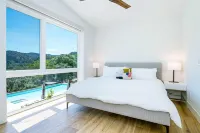 Modern, recently built home with stunning pool & beautiful views; 15 min to town