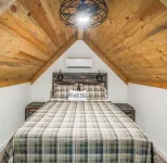 TWO PEAKS-South: New Cozy Cabin-Vaulted Wood Ceiling-Near Lake Texoma & Casinos.