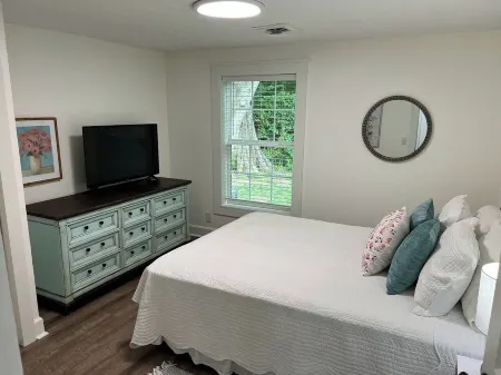 Cottage in the Pines! Charming 2-bedroom bungalow in White Pine Отели рядом с достопримечательностью «MRT»