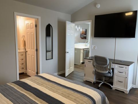 NEW! REFURBISHED! 2BR,2 Bath. Sleeps 6. Easy walk to campus, downtown. Pristine