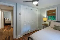 Newly renovated cottage, 5 min walk to town, dogs OK, fire pit, hot tub, wi-fi