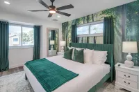 Luxe Oasis! Heated Pool, Spa, Theater, Game room, Sauna & Gym!