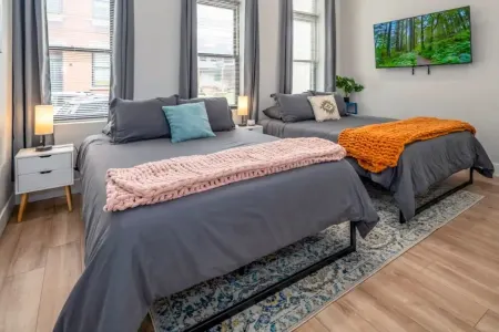 OTR, 3 Lux Queens, Two 55in TVs,  by TQL, Findlay Mkt, FREE Light Rail, Sleeps 7 Отели рядом с достопримечательностью «Cincinnati Museum Center at Union Terminal»