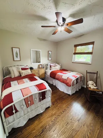 Luxury Home w/private Pool, Mt Views, 85” Roku Movie Room, Arcade, & King Bed!