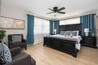 1 Min Private Beach & River Access w Movie Room, Heated Pool, Kayaks & Game Room