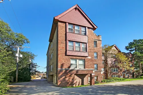 Elm D2 Hotels in Skokie