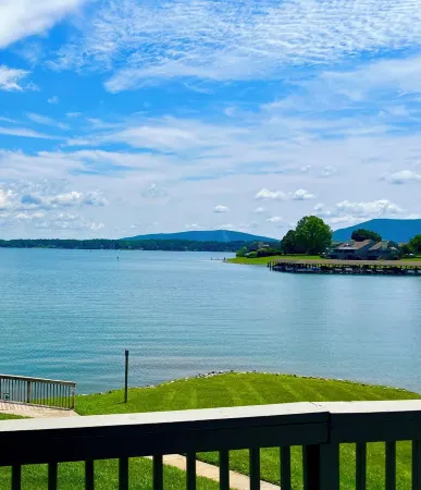 Bernard's Landing, Closest to Lake, Two Comfortable King Size Beds!