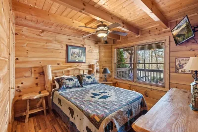 Big Bear Lodge 4 Bedroom Cabin by RedAwning Hotels in Sevier County
