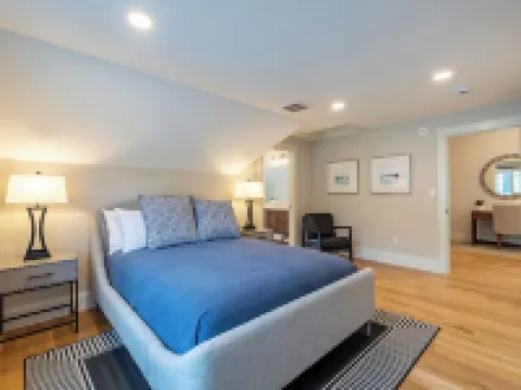 Stunning Penthouse 3Bed-3Bath Private Elevator, Just Steps to PA, Dining & Shops Hotels in Andover