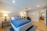 Stunning Penthouse 3Bed-3Bath Private Elevator, Just Steps to PA, Dining & Shops Hotels in Andover