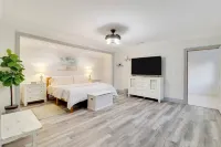 Fox Ranch Estate on 2. 5 Acres in Jupiter, Game Room, Perfect for large groups