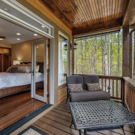 Spacious 5-bedroom Mountain House with Movie Room & Pool Table