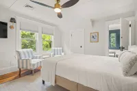 Luxe Historic Bungalow in Heart of Downtown Mystic