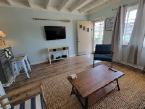 Best 1 Bedroom in SIC! 1 Block to the Beach.. A+ location .. Walk to Everything!