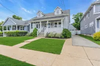 2Blocks 2Beach with Free Coffee, AC and Linens+Towel