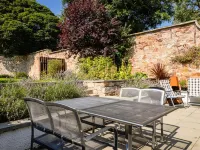 Luxury cottage with garden and parking in the heart of the village.  Sleeps 8. Hotels in Crail