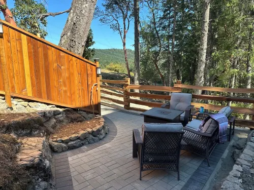 Unwind in the chic Highlands retreat surrounded by nature and amazing hiking