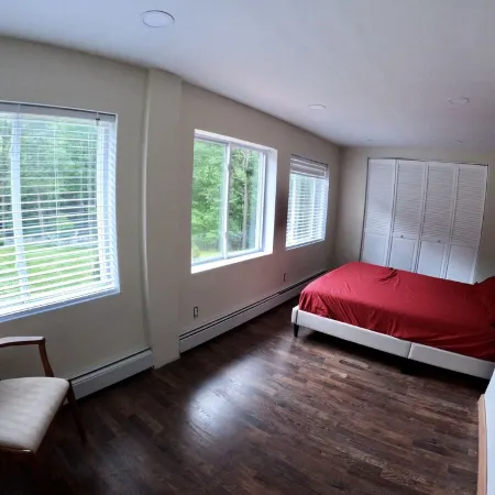 Cozy 4bd with the gym, sauna, hot tube seasonal pool