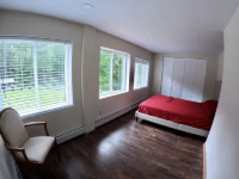 Cozy 4bd with the gym, sauna, hot tube seasonal pool