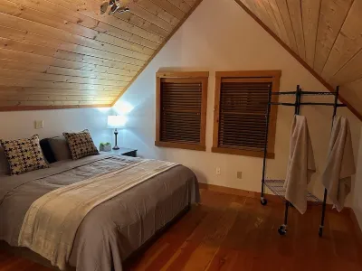 Cozy Detached Private 1 BR Carriage House in Comox Hotel in zona Mushroom Beach