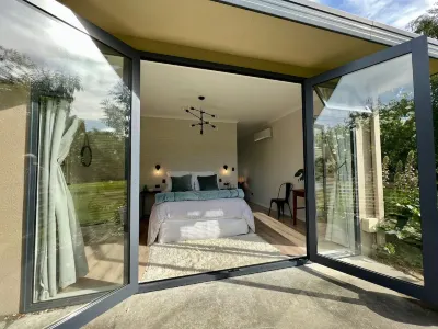 Springcreek studio apartment Hotels near Cloudy Bay
