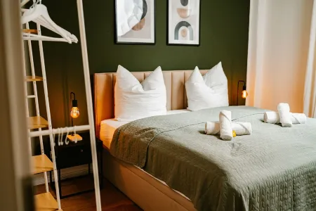 Ferienwohnung Elbzauber für 6 l Parkplatz l Balkon Отели рядом с достопримечательностью «Музей ГДР»